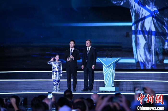 10月21日，2023雨果獎(jiǎng)在成都揭曉。中國科幻作家海漄憑小說《時(shí)空畫師》獲2023雨果獎(jiǎng)“最佳短中篇小說”?！D片由第81屆世界科幻大會(huì)組委會(huì)提供