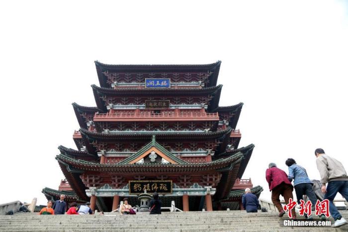 資料圖：中國農(nóng)歷九月初九，重陽佳節(jié)。民眾來到位于江西南昌的滕王閣旅游區(qū)，登高祈福。<a target='_blank' href='/'><p  align=