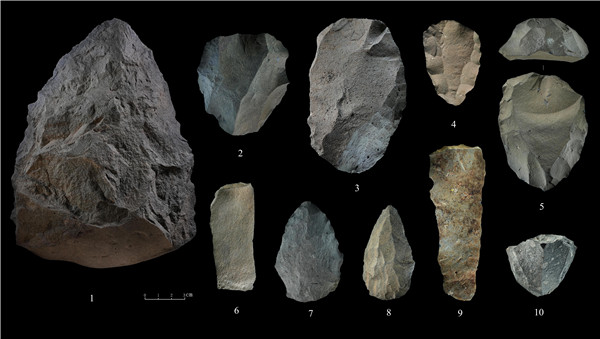 石制品 1.手斧 2、4、5.勒瓦婁哇石核（循環(huán)剝片法、優(yōu)先剝片法）3.勒瓦婁哇石葉石核 6.勒瓦婁哇石葉 7、8.勒瓦婁哇尖狀器 9.石葉 10.錐形石葉石核。中肯聯(lián)合考古隊供圖