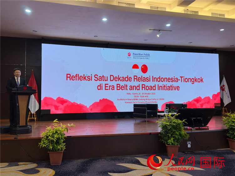 中國(guó)駐印尼使館臨時(shí)代辦周侃公使發(fā)表主旨演講。人民網(wǎng)記者 曹師韻攝