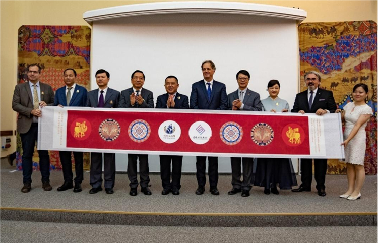 “絲路綺粲—中國絲綢藝術(shù)展”開幕式在匈牙利首都布達佩斯舉行。布達佩斯中國文化中心供圖