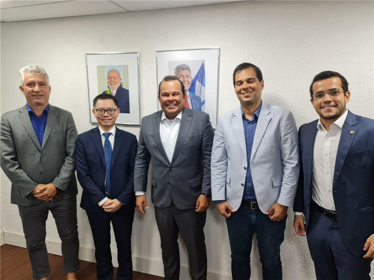 巴伊亞州副州長杰拉爾多·儒尼奧爾（中）與中國—巴伊亞州礦業(yè)委員會主要成員合影。巴西巴伊亞州“中國—巴伊亞州礦業(yè)委員會”供圖