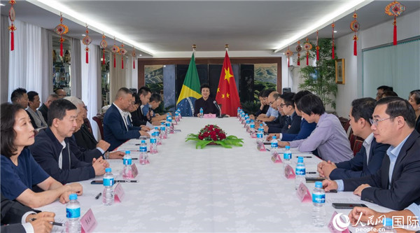 當(dāng)?shù)貢r(shí)間10月23日，國(guó)務(wù)院僑務(wù)辦公室主任陳旭（中）在巴西里約熱內(nèi)盧出席國(guó)務(wù)院僑辦代表團(tuán)與里約僑界座談會(huì)。  王天聰 攝