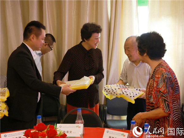 當(dāng)?shù)貢r(shí)間10月23日，國(guó)務(wù)院僑務(wù)辦公室主任陳旭（中）在巴西華人文化交流協(xié)會(huì)會(huì)館出席里約僑界舉辦的重陽節(jié)敬老聯(lián)歡活動(dòng)，并為里約僑界長(zhǎng)者代表送上慰問品。  人民網(wǎng)記者 陳海琪攝