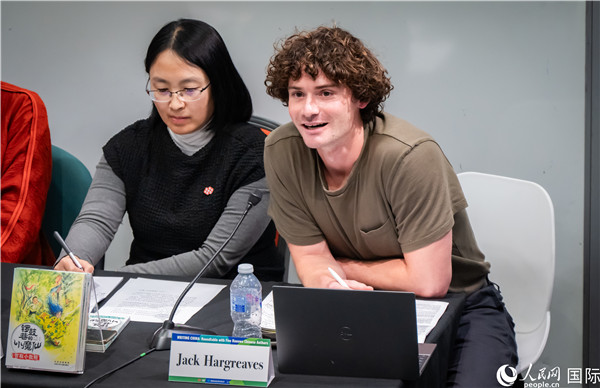 4、英國(guó)漢學(xué)家沈如風(fēng)對(duì)中國(guó)文學(xué)譯作的未來(lái)充滿期待。郭錦標(biāo)攝