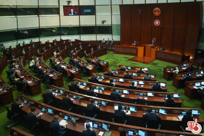 李家超在立法會宣讀新一份施政報告。圖片來源：香港“點新聞” 麥鈞杰 攝