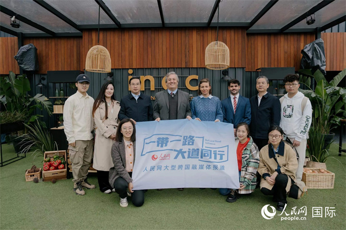 在烏拉圭第118屆普拉多牧農(nóng)業(yè)國(guó)際博覽會(huì)上，烏拉圭國(guó)家肉類協(xié)會(huì)主席與人民網(wǎng)記者合影。人民網(wǎng)記者 張若涵攝