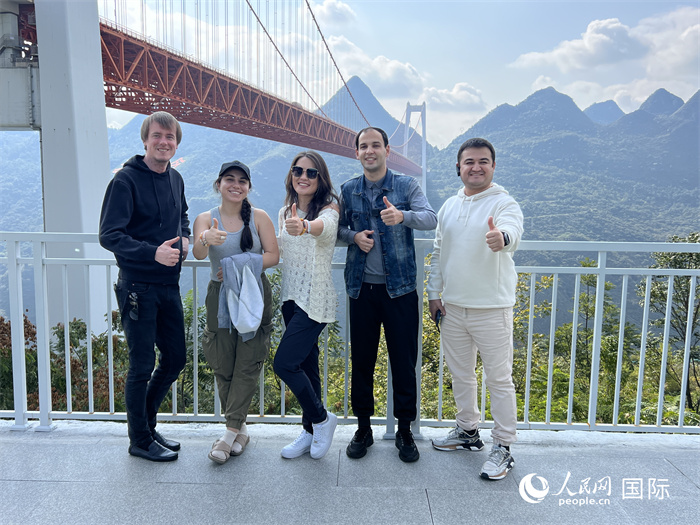 歐亞國家記者在壩陵河大橋下合影，并給大橋“點贊”。人民網(wǎng) 花放攝