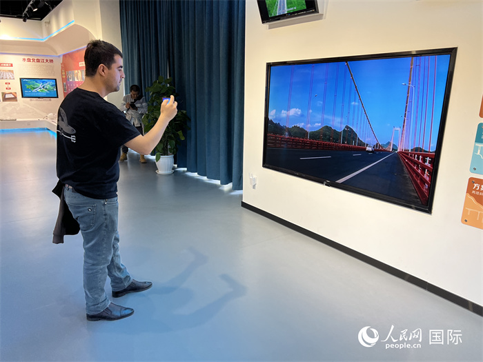 歐亞國家記者在橋梁博物館參觀。（人民網(wǎng) 花放攝）