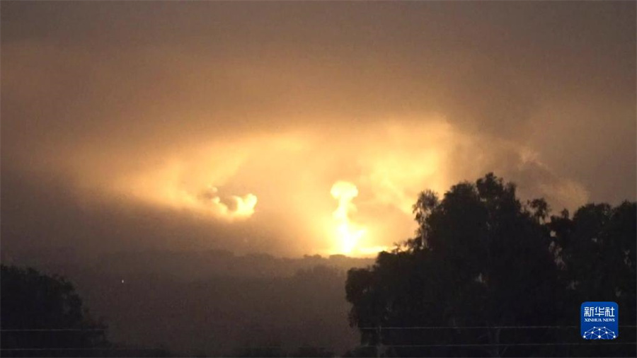 這張從以色列國防軍發(fā)布視頻中截取的圖片顯示，10月27日晚，以軍進(jìn)入加沙地帶開展地面行動。新華社發(fā)