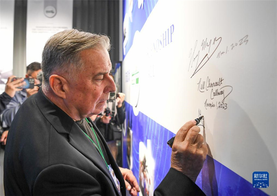 11月1日，美中航空遺產(chǎn)基金會主席格林在重慶史迪威博物館友誼墻上簽名。新華社記者 王全超 攝
