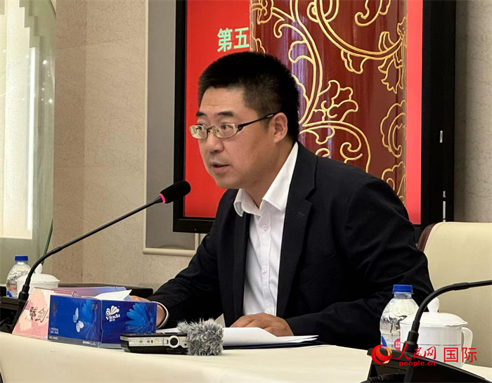 10月31日，歐美同學(xué)會副秘書長滕劍峰在第五屆中法文化論壇媒體吹風(fēng)會上講話。（人民網(wǎng) 謝瑩攝）