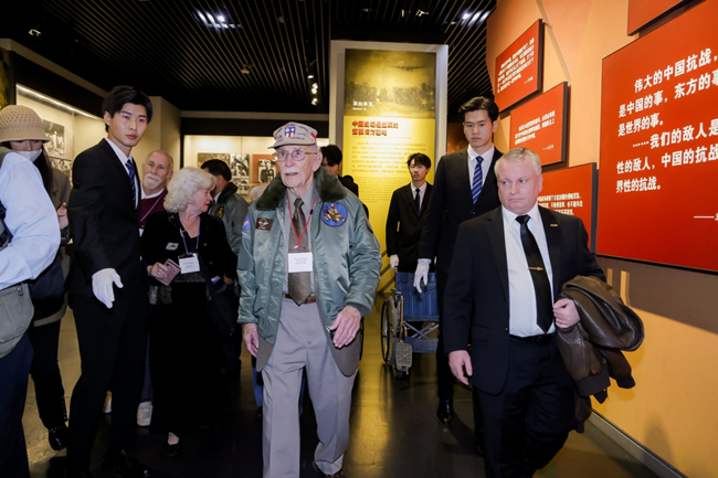 2023年10月30日，美國飛虎隊老兵梅爾·麥克馬倫一行參訪中國人民抗日戰(zhàn)爭紀(jì)念館。中國人民對外友好協(xié)會供圖