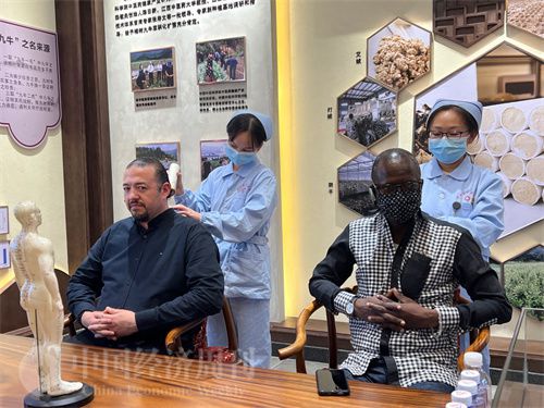   （外媒記者爭先恐后體驗艾灸，直呼神奇。中國經(jīng)濟周刊記者 郭志強 攝）