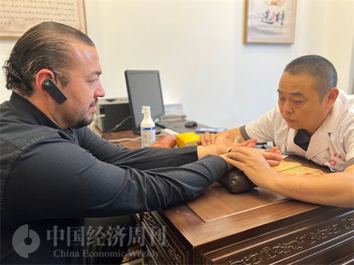   （外媒記者走進中醫(yī)堂，問診中醫(yī)名師。中國經(jīng)濟周刊記者 郭志強攝）