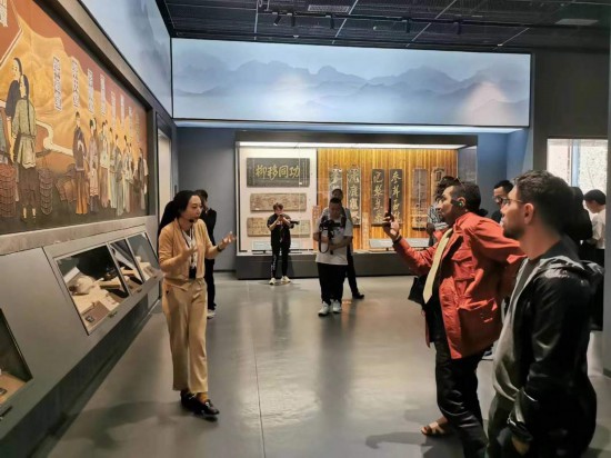  2023“一帶一路”媒體合作論壇聯(lián)合采訪團參觀中國藥都中醫(yī)藥博物館。（本報記者 黃超攝）