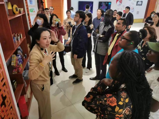 2023“一帶一路”媒體合作論壇聯(lián)合采訪團參觀仁和863科技園產(chǎn)品展示區(qū)。（本報記者 黃超攝）