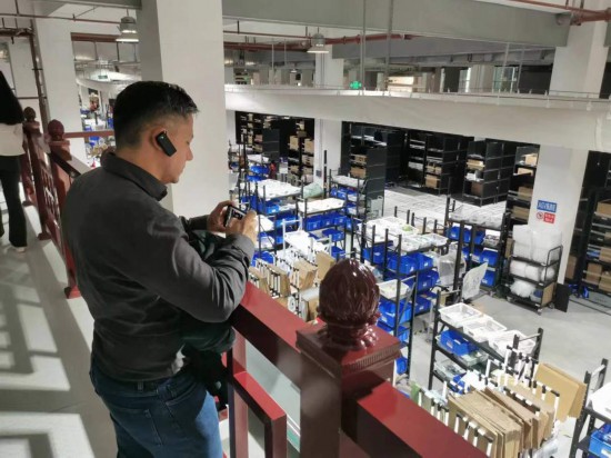 2023“一帶一路”媒體合作論壇聯(lián)合采訪團團員在仁和醫(yī)藥物流園拍攝記錄轉(zhuǎn)運流程。（本報記者 黃超攝）