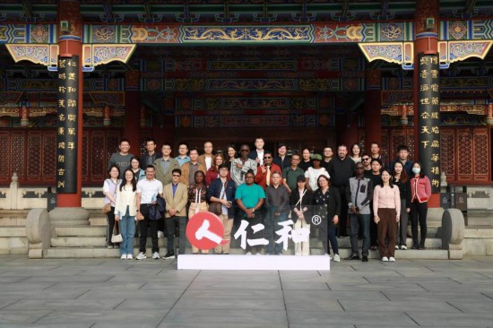 2023“一帶一路”媒體合作論壇聯(lián)合采訪團參觀仁和集團。（受訪者供圖）