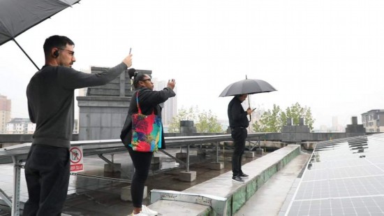   2023“一帶一路”媒體合作論壇聯(lián)合采訪團參觀國家電投江西公司分宜電廠光伏矩陣。（本報記者 周歡攝）