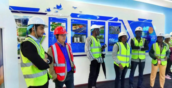   2023“一帶一路”媒體合作論壇聯(lián)合采訪團走進江西公司新余市綜合智慧零碳電廠展廳。（本報記者 周歡攝）