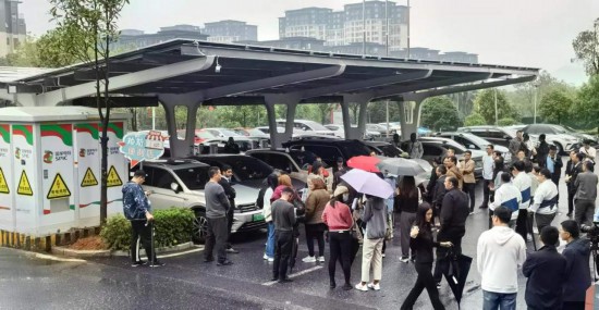   2023“一帶一路”媒體合作論壇聯(lián)合采訪團參觀新余市分宜縣行政服務(wù)中心“光儲充放檢”項目。（受訪者供圖）