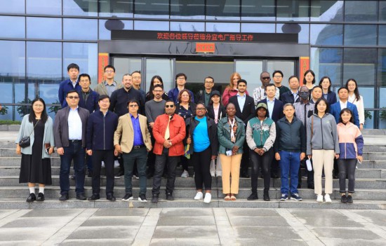   2023“一帶一路”媒體合作論壇聯(lián)合采訪團參觀國家電投江西公司新余市綜合智慧零碳電廠。（受訪者供圖）