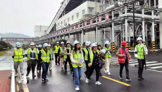   2023“一帶一路”媒體合作論壇聯(lián)合采訪團走進國家電投江西公司分宜電廠廠區(qū)。（本報記者 周歡攝）
