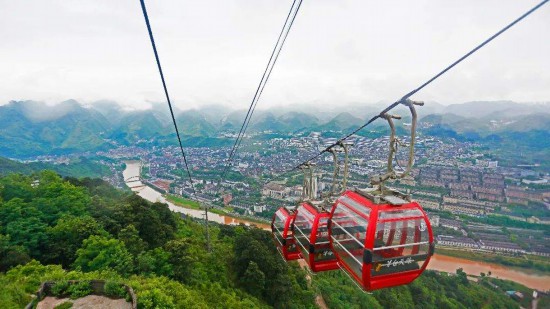 　　在纜車上俯瞰赤水河及茅臺鎮(zhèn)風(fēng)景。資料圖片