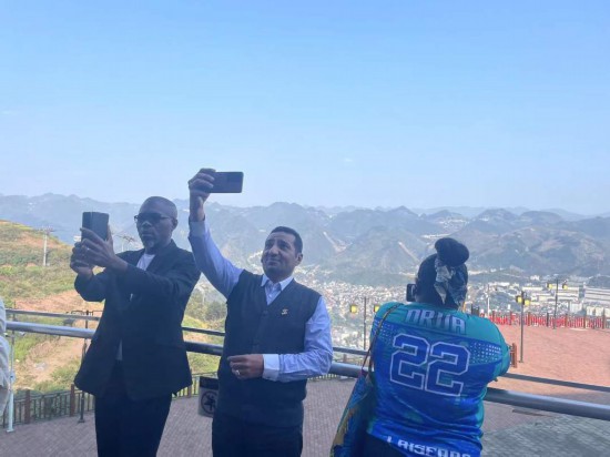 　　外媒記者在天釀景區(qū)拍照留念。本報記者葉子攝