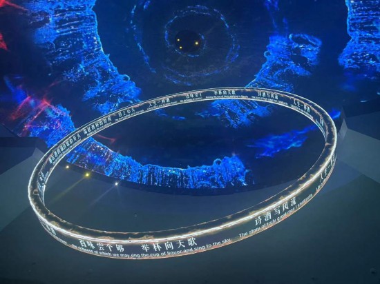 　　《天釀》演出中，屏幕上展示的歌詞。本報記者葉子攝