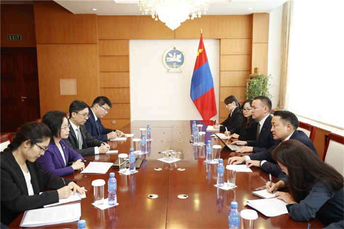 10月31日，中國(guó)駐蒙古國(guó)大使沈敏娟到任拜會(huì)蒙政府辦公廳主任兼蒙古人民黨總書記阿瑪爾巴伊斯格楞。中國(guó)駐蒙古使館供圖