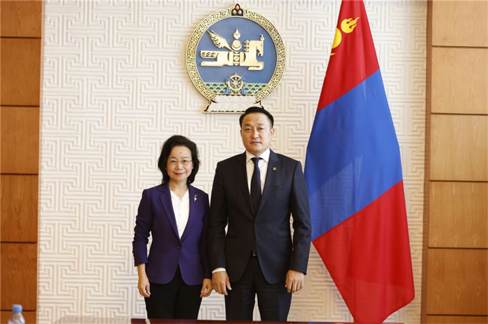 10月31日，中國(guó)駐蒙古國(guó)大使沈敏娟到任拜會(huì)蒙政府辦公廳主任兼蒙古人民黨總書記阿瑪爾巴伊斯格楞（右）。中國(guó)駐蒙古使館供圖