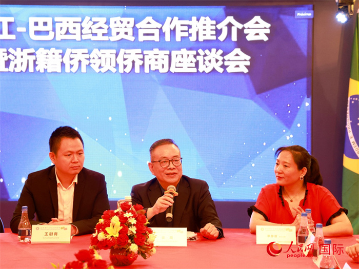 浙江海外聯(lián)誼會常務(wù)副會長徐旭（中）和與會僑領(lǐng)僑商座談。人民網(wǎng)記者 陳海琪攝