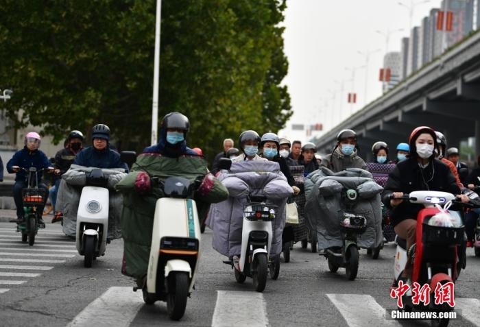 11月3日，河北石家莊迎降溫天氣，市民“捂”裝出行。 <a target='_blank' href='/'><p  align=