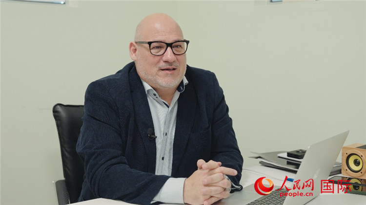 烏拉圭《共和國(guó)報(bào)》總編輯胡安·布蘭卡接受人民網(wǎng)專訪。人民網(wǎng)記者 張若涵攝