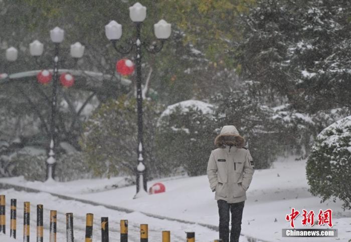 圖為市民在雪中出行。 <a target='_blank' href='/' ><p  align=