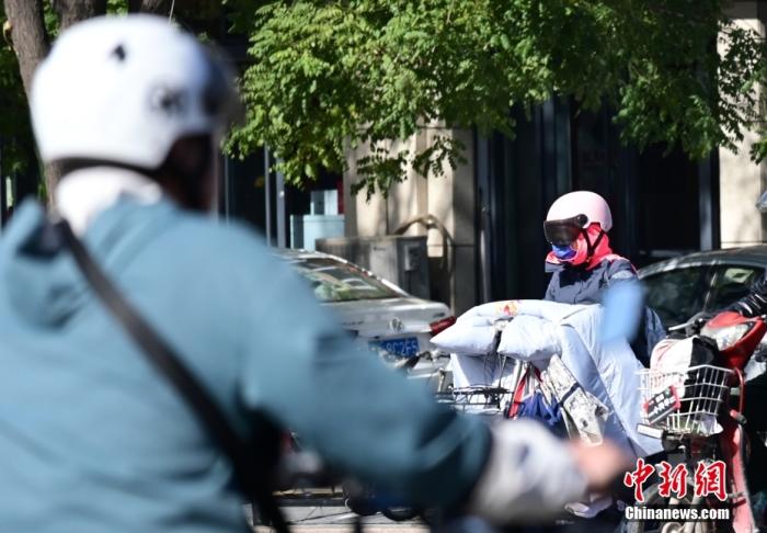 石家莊街頭，市民紛紛穿上厚厚的外套“捂”裝前行。 <a target='_blank' href='/'><p  align=