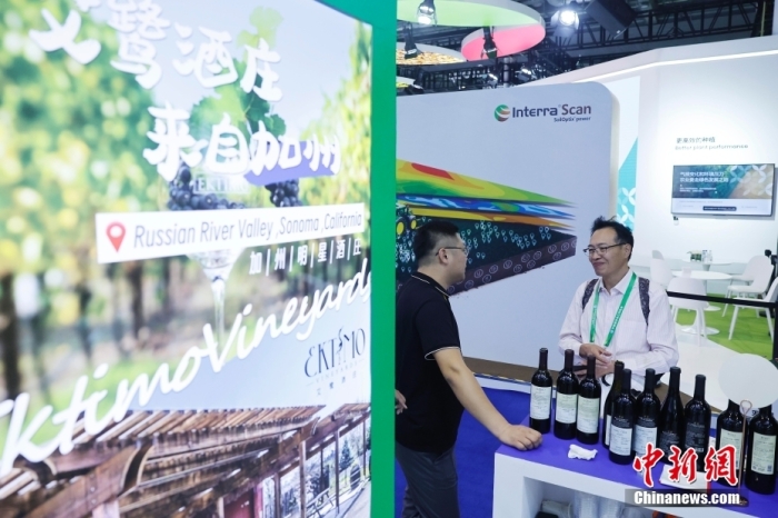 11月6日，參觀者與展臺(tái)工作人員交流。當(dāng)日，第六屆中國(guó)國(guó)際進(jìn)口博覽會(huì)在國(guó)家會(huì)展中心(上海)舉行。據(jù)上海美國(guó)商會(huì)官網(wǎng)消息，為進(jìn)一步加強(qiáng)中美經(jīng)貿(mào)聯(lián)系，上海美國(guó)商會(huì)與美國(guó)農(nóng)業(yè)部合作參展2023年第六屆中國(guó)國(guó)際進(jìn)口博覽會(huì)。今年是美國(guó)政府首次設(shè)立官方展館。<a target='_blank' href='/'><p  align=