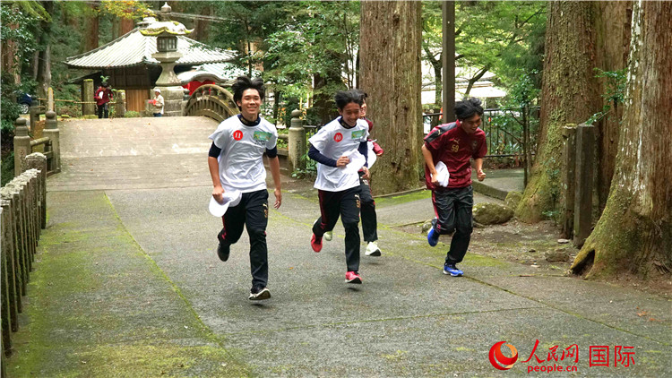 中日青少年在百年古剎里奔跑，揮灑青春的汗水。人民網(wǎng) 蔣曉辰攝