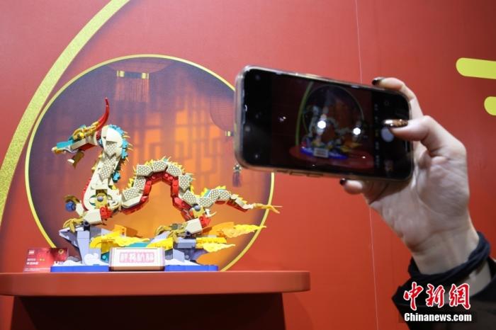 第六屆中國國際進(jìn)口博覽會舉行，消費(fèi)品展區(qū)展出以生肖龍為題材的中國元素產(chǎn)品。<a target='_blank' href='/'><p  align=