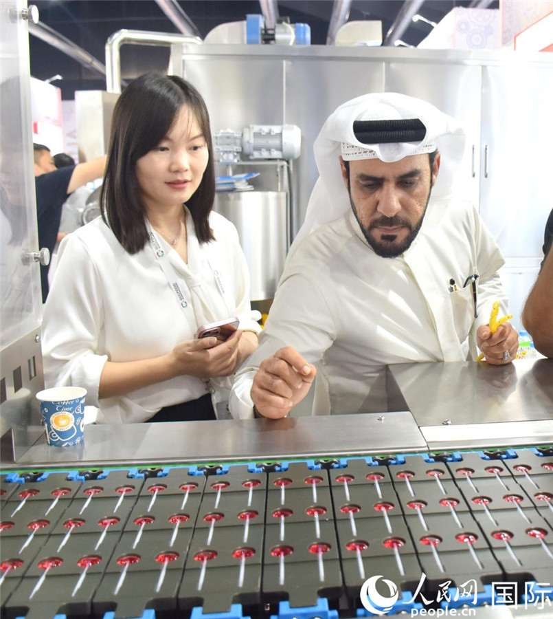 阿方展商在查看中企產(chǎn)品。人民網(wǎng)塔里克·易卜拉欣攝