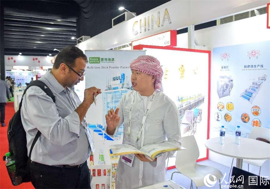 中外展商交流。 人民網(wǎng)塔里克·易卜拉欣攝