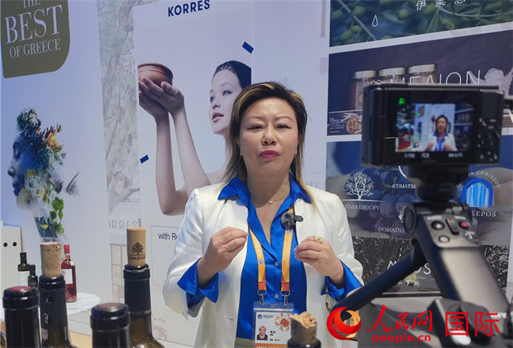 希華集團聯(lián)合創(chuàng)始人兼總裁索菲亞女士接受采訪。人民網(wǎng) 殷韜攝