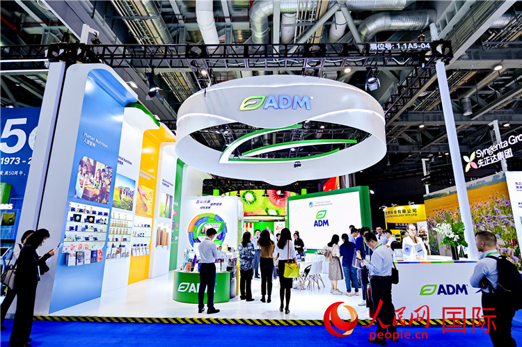 美國農(nóng)產(chǎn)品加工和貿(mào)易企業(yè)ADM在進(jìn)博會的展臺。人民網(wǎng)記者 趙益普攝
