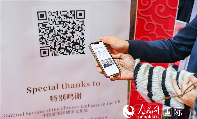 觀眾掃碼《我們的中國故事》系列視頻。人民網(wǎng) 郭錦標(biāo)攝