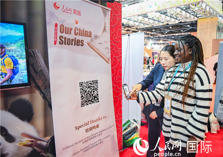 觀眾掃碼《我們的中國故事》系列視頻。人民網(wǎng) 郭錦標(biāo)攝