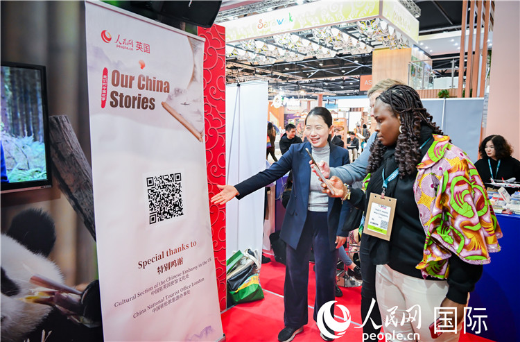 觀眾掃碼《我們的中國故事》系列視頻。人民網(wǎng) 郭錦標(biāo)攝