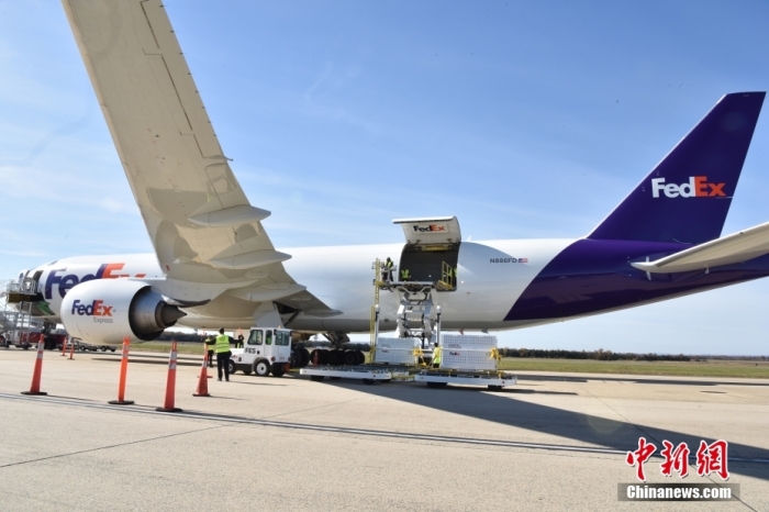 當(dāng)?shù)貢r(shí)間11月8日，美國(guó)華盛頓史密森學(xué)會(huì)國(guó)家動(dòng)物園的大熊貓“美香”“添添”和它們的幼崽“小奇跡”乘坐的專機(jī)從華盛頓杜勒斯國(guó)際機(jī)場(chǎng)起飛前往中國(guó)成都。圖為裝有大熊貓的特制“旅行箱”正在運(yùn)上專機(jī)。<a target='_blank' href='/'><p  align=