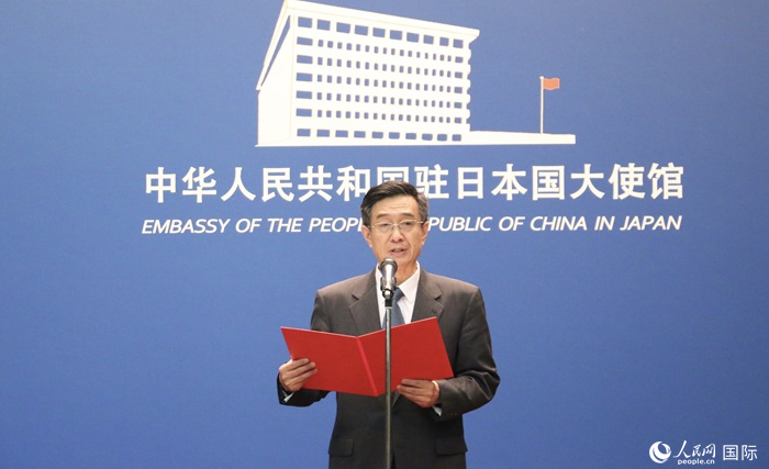 中國(guó)駐日本大使館教育處公使銜參贊杜柯偉宣讀獲獎(jiǎng)人員名單。人民網(wǎng) 許可攝